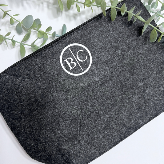 CHARCOAL INITIAL FELT ACCESSORY BAG